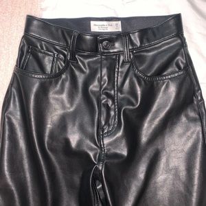 Abercrombie The 90s straight ultra high rise vegan leather pant